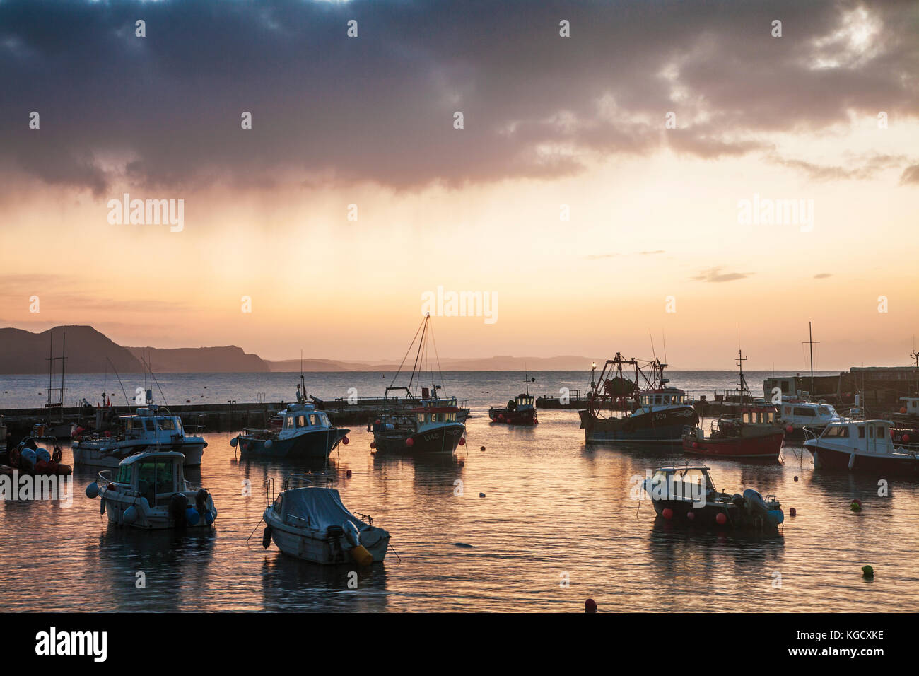 Lever du soleil sur le port à Lyme Regis, dans le Dorset, UK. Banque D'Images