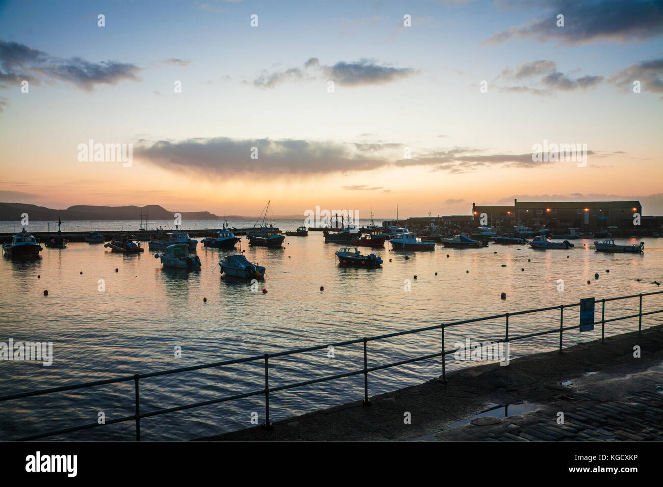 Lever du soleil sur le port à Lyme Regis, dans le Dorset, UK. Banque D'Images