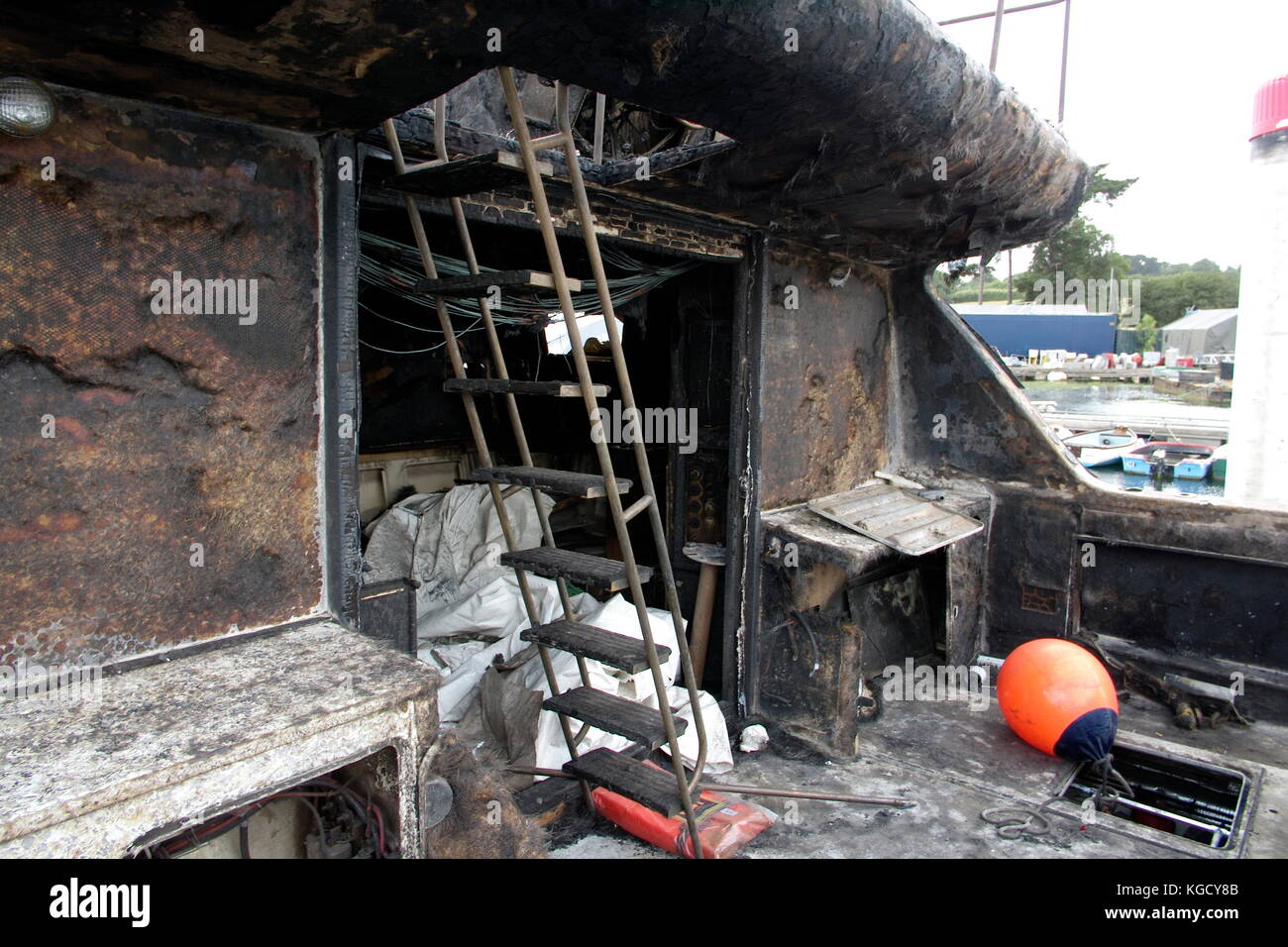 Ajaxnetphoto. Southampton, Angleterre. - Incendie endommagé - location de l'extrémité arrière d'un grand yacht à moteur en fibre de verre, gravement endommagé par le feu. photo:jonathan eastland/ajax ref:M872507 45 Banque D'Images