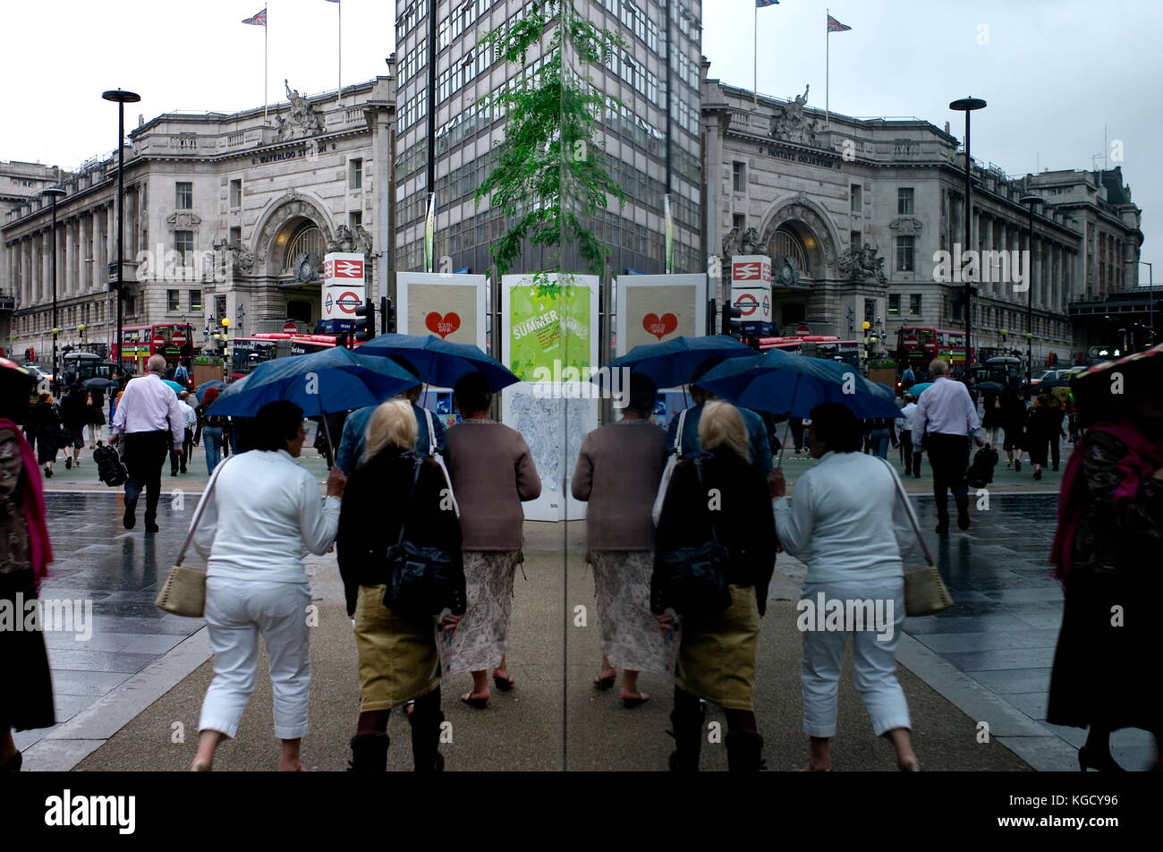 AJAXNETPHOTO. Londres, Angleterre. - Gare - ENTRÉE DE LA GARE DE WATERLOO COMPTE DANS PANNEAU DE VERRE À PROXIMITÉ. PHOTO:JONATHAN EASTLAND/AJAX REF:M872507 74 Banque D'Images