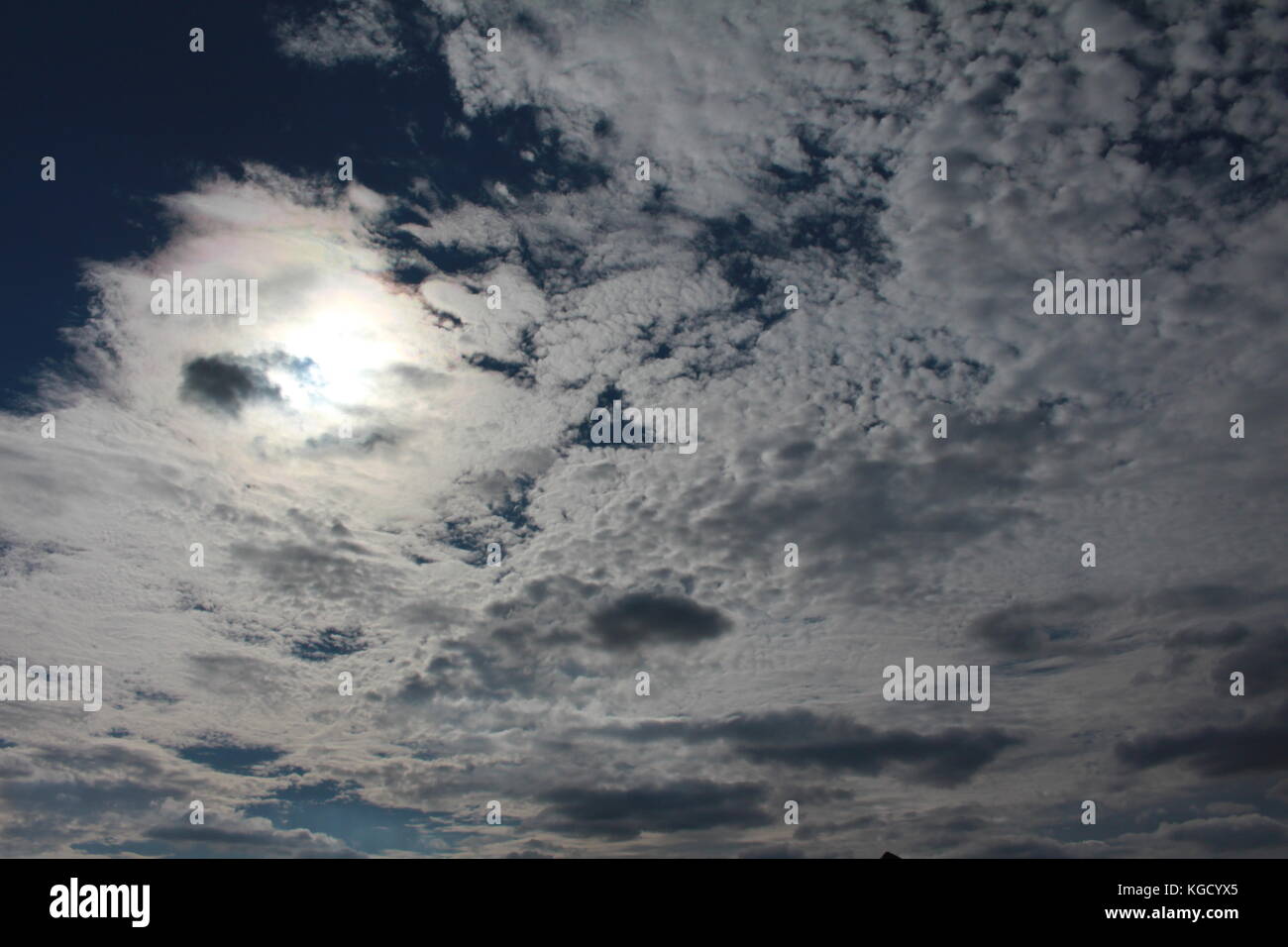 Ciel avec soleil derrière les cirrus dans l'East Anglia, Royaume-Uni Banque D'Images