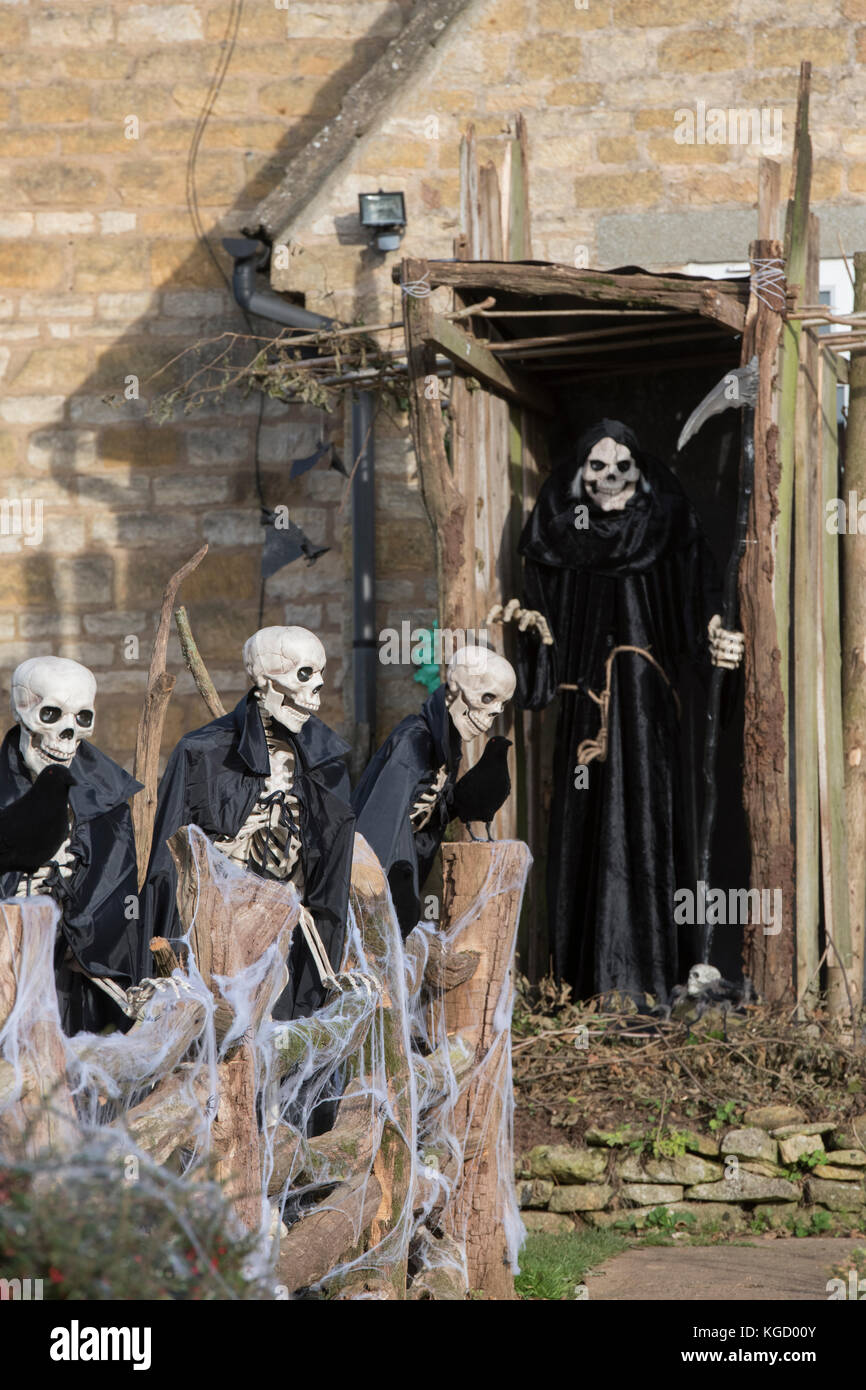 Squelettes Halloween Grim Reaper et l'extérieur d'une maison à Snowshill, Cotswolds, Gloucestershire, Angleterre Banque D'Images