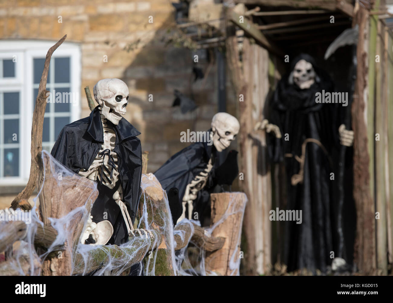Squelettes Halloween Grim Reaper et l'extérieur d'une maison à Snowshill, Cotswolds, Gloucestershire, Angleterre Banque D'Images