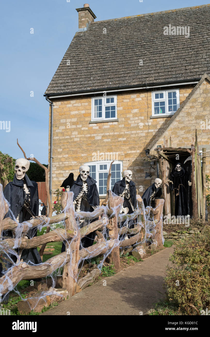 Squelettes Halloween Grim Reaper et l'extérieur d'une maison à Snowshill, Cotswolds, Gloucestershire, Angleterre Banque D'Images