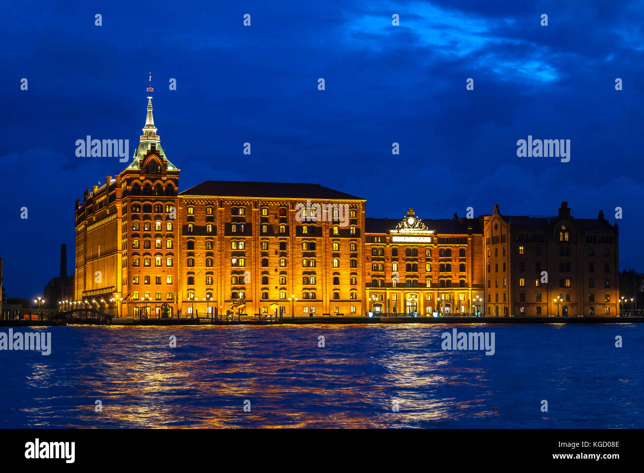 Hôtel Hilton Molino Stucky, Giudecca, Venise, Vénétie, Italie illuminé de blue hour vu sur le canal Giudecca sur une nuit de tempête Banque D'Images