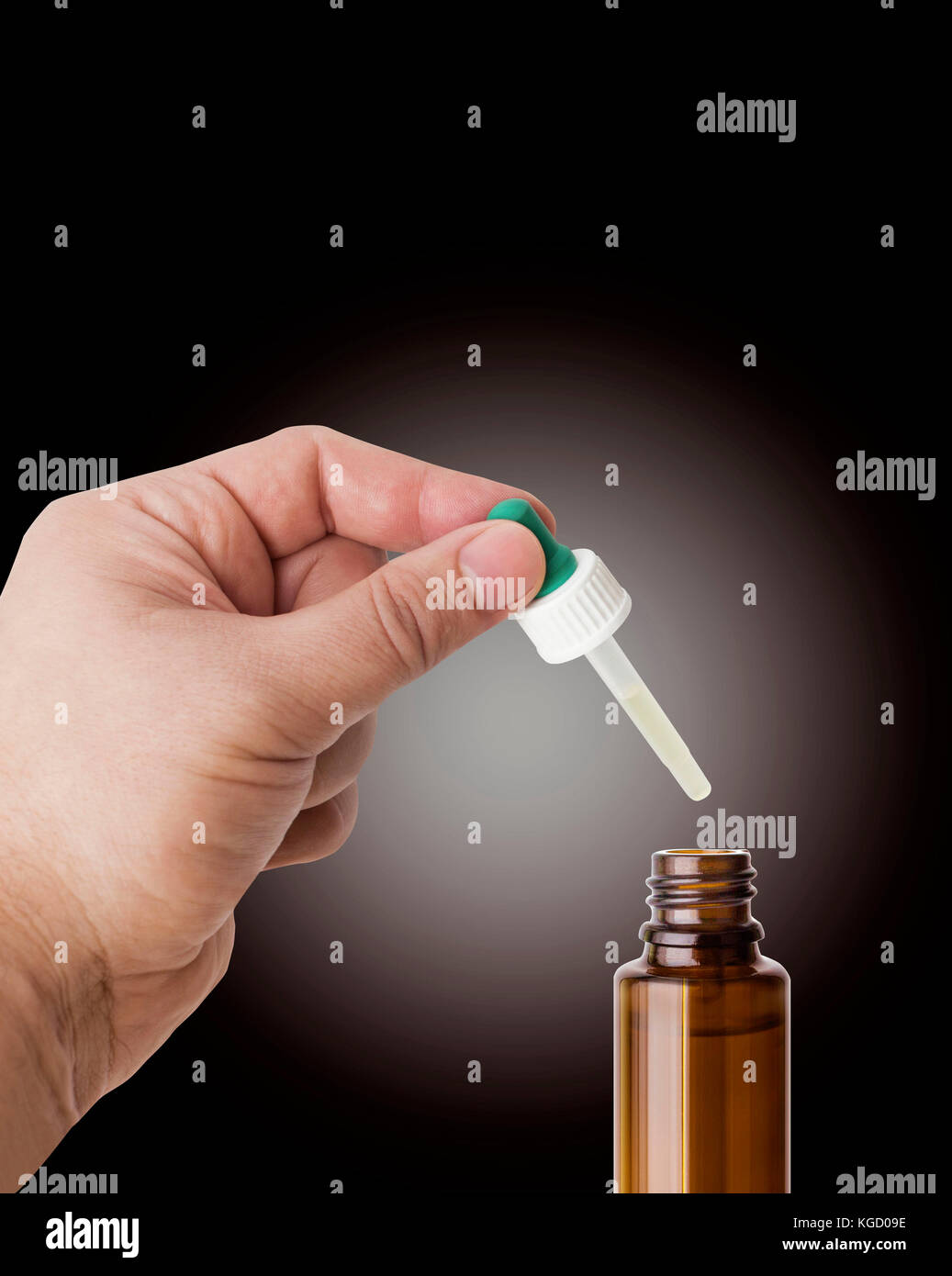 Homme de science, médecin garde la pipette pour tomber sur le récipient avec le liquide, de médicaments ou de produits chimiques de laboratoire. b Banque D'Images