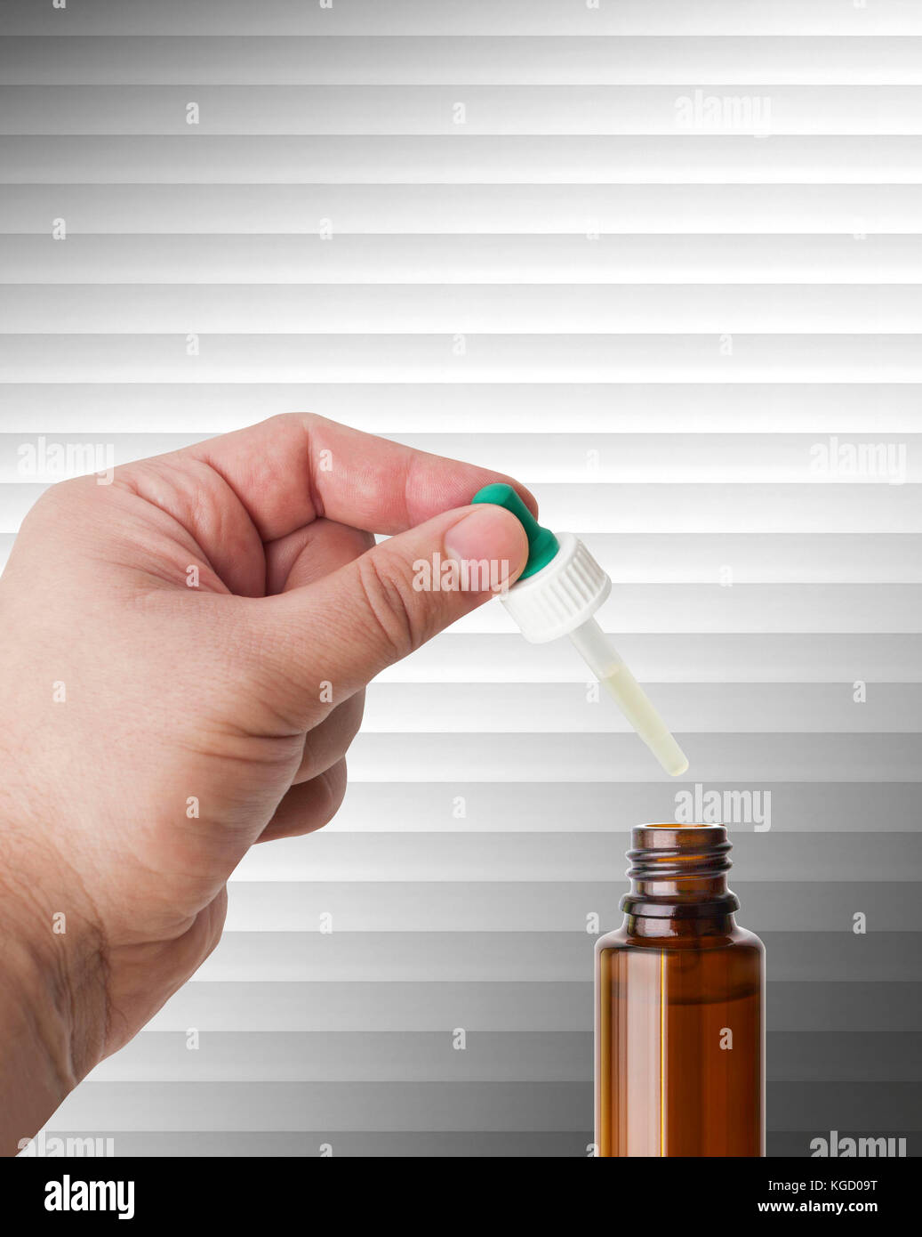 Homme de science, médecin garde la pipette pour tomber sur le récipient avec le liquide, de médicaments ou de produits chimiques de laboratoire. o Banque D'Images