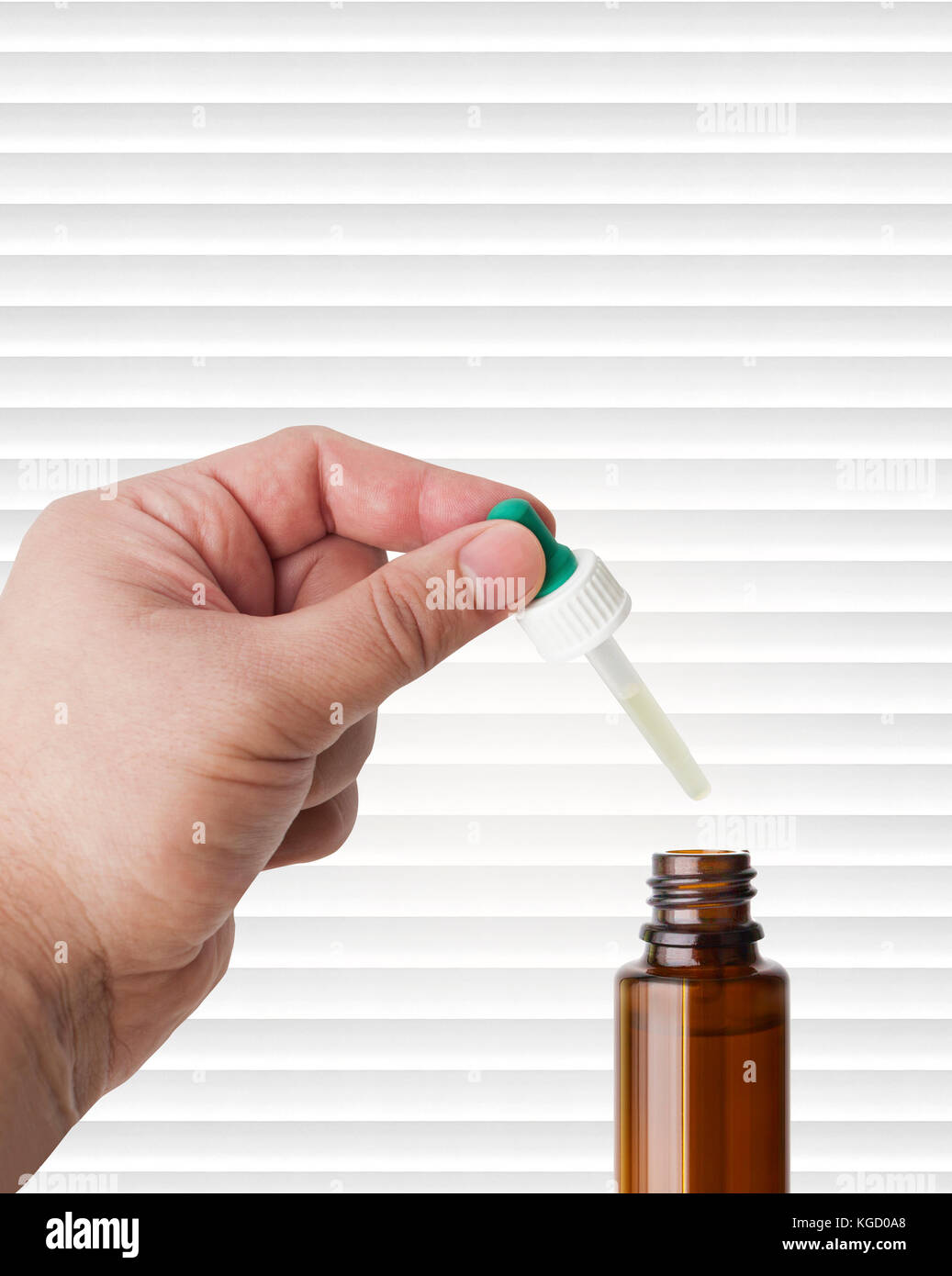 Homme de science, médecin garde la pipette pour tomber sur le récipient avec le liquide, de médicaments ou de produits chimiques de laboratoire. o Banque D'Images