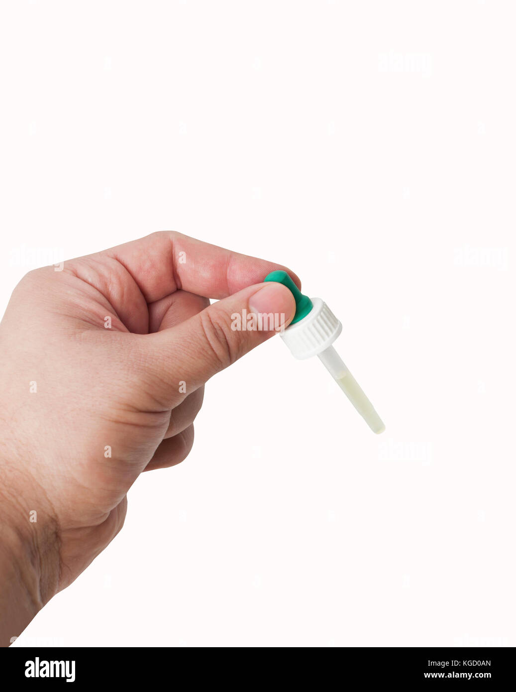 Homme de science, médecin garde la pipette, médicament ou substance chimique laboratoire. isolé sur fond blanc avec clipping path Banque D'Images