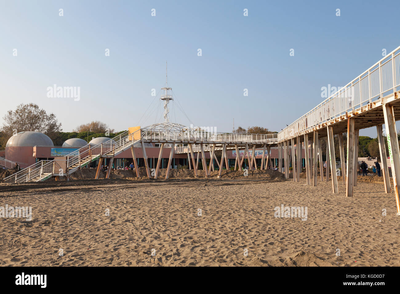 Blue Moon Beach , Lido di Venezia, Lido, Venise, Italie en vue de l'ancienne jetée métallique historique complexe avec son mât d'observation au coucher du soleil Banque D'Images