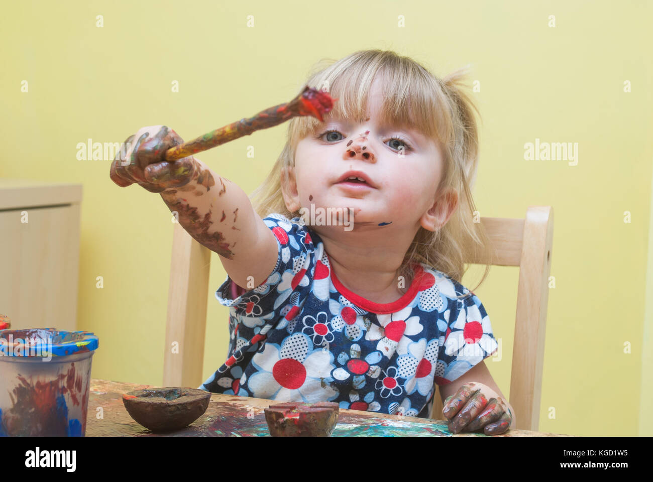 Un adorable bambin de pommes de terre, de peinture. Banque D'Images