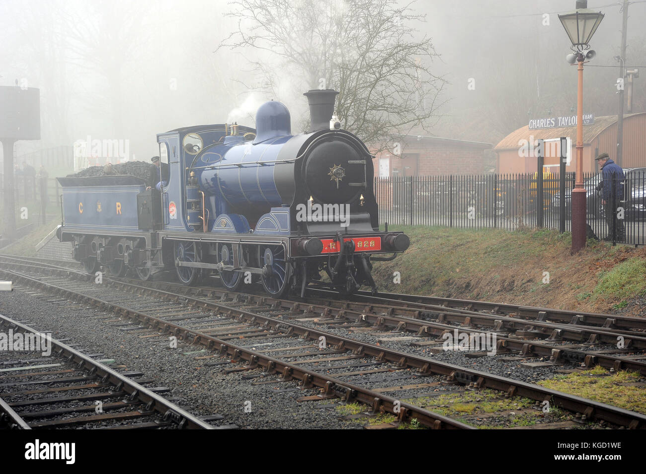 828 autour de son train à la gare de Shrewsbury.severn Valley Railway. Banque D'Images