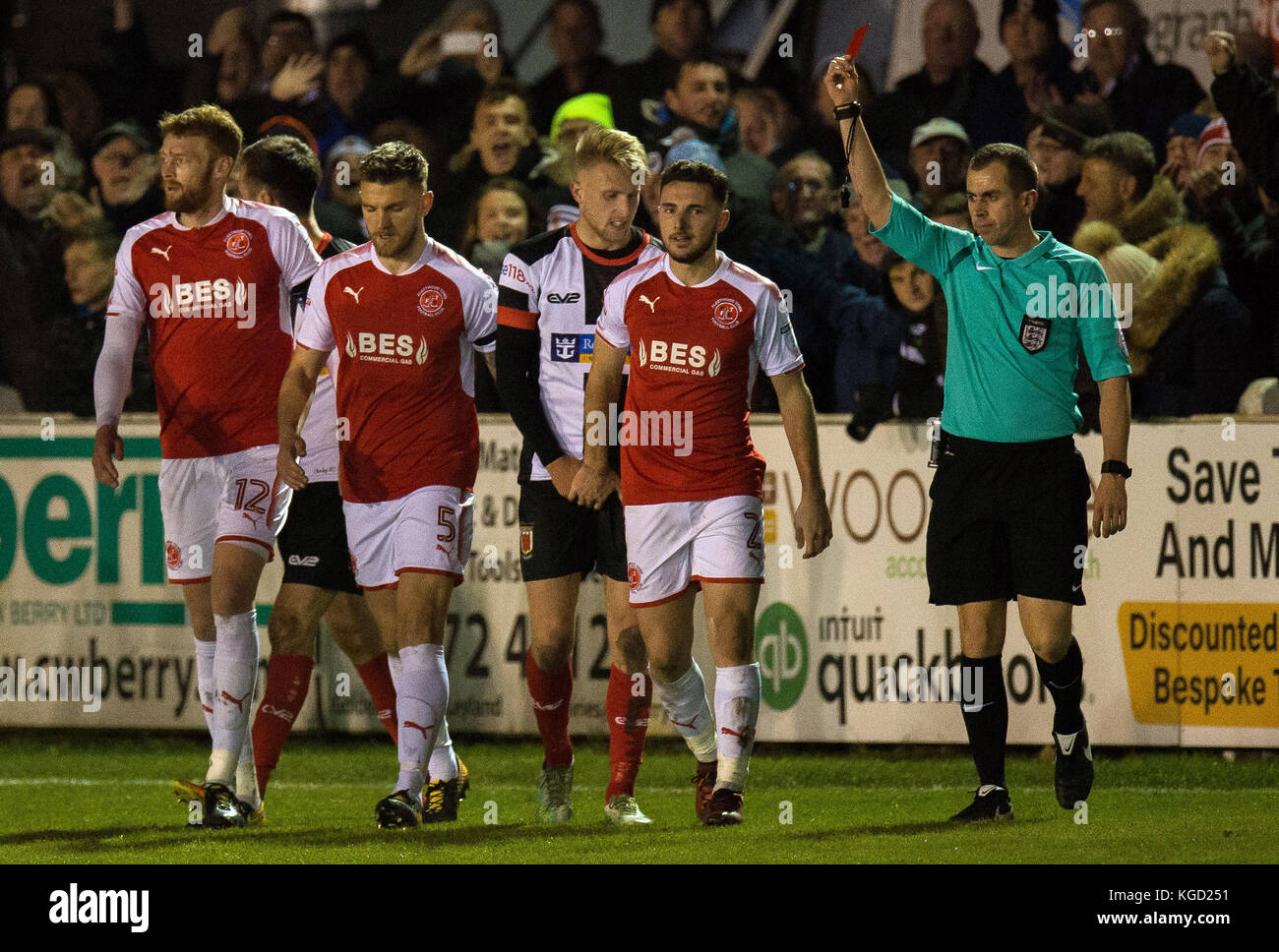 Lewie Coyle de Fleetwood reçoit une carte rouge droite de l'arbitre lors de la coupe Emirates FA, premier match rond à Victory Park, Chorley. Banque D'Images