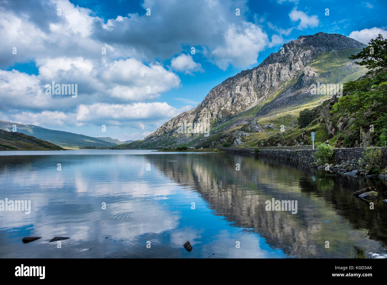 Llyn ogwen tryfan avec montagne sur la droite. Banque D'Images