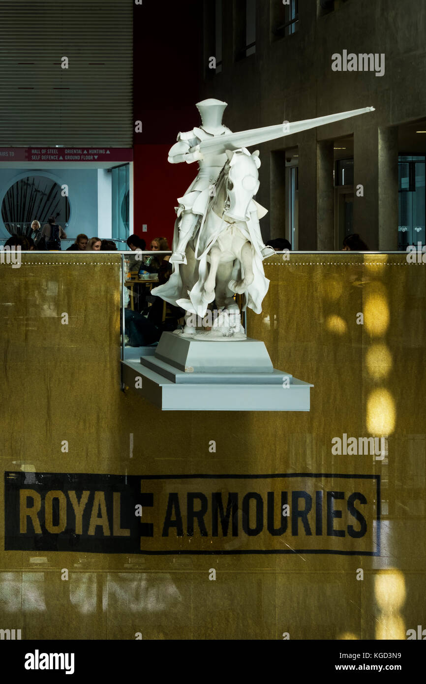 Statue d'un chevalier de tournoi à l'intérieur de Leeds armouries museum. Banque D'Images