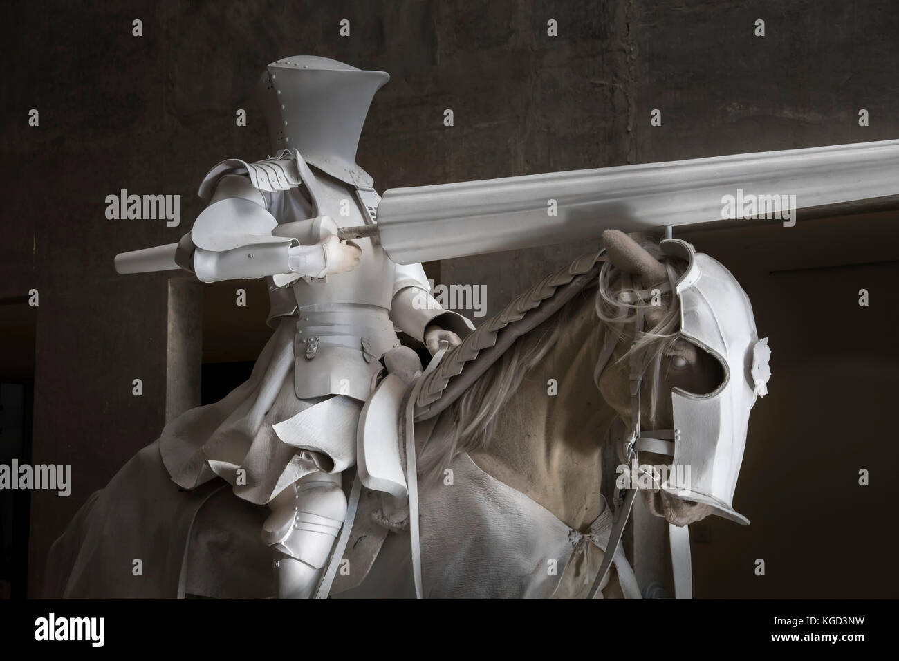 Statue d'un chevalier de tournoi à l'intérieur du Royal Armouries museum, à Leeds. Banque D'Images