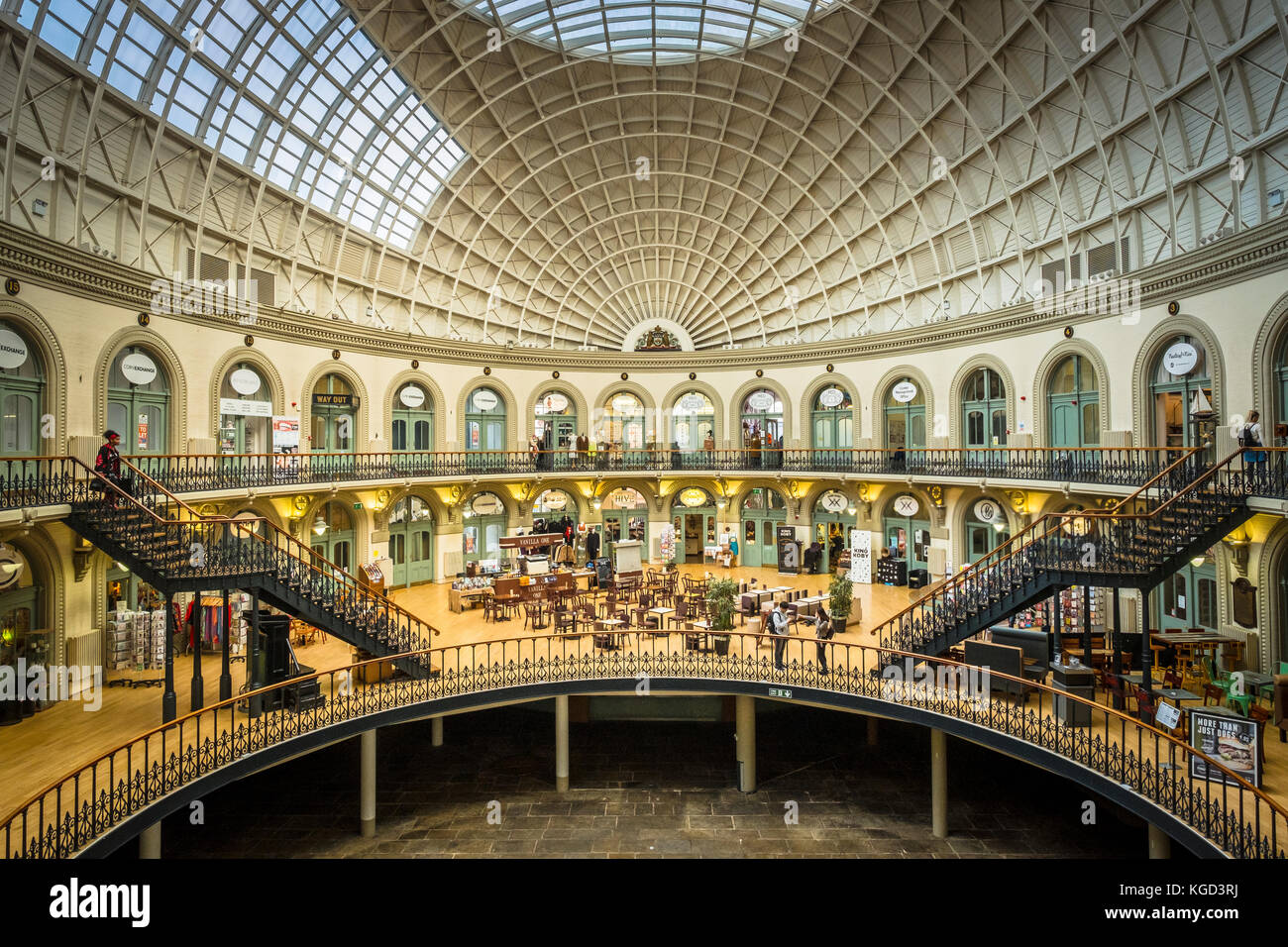 Le grade 1 énumérés victorian Corn Exchange à Leeds est maintenant remplie de boutiques spécialisées. Banque D'Images