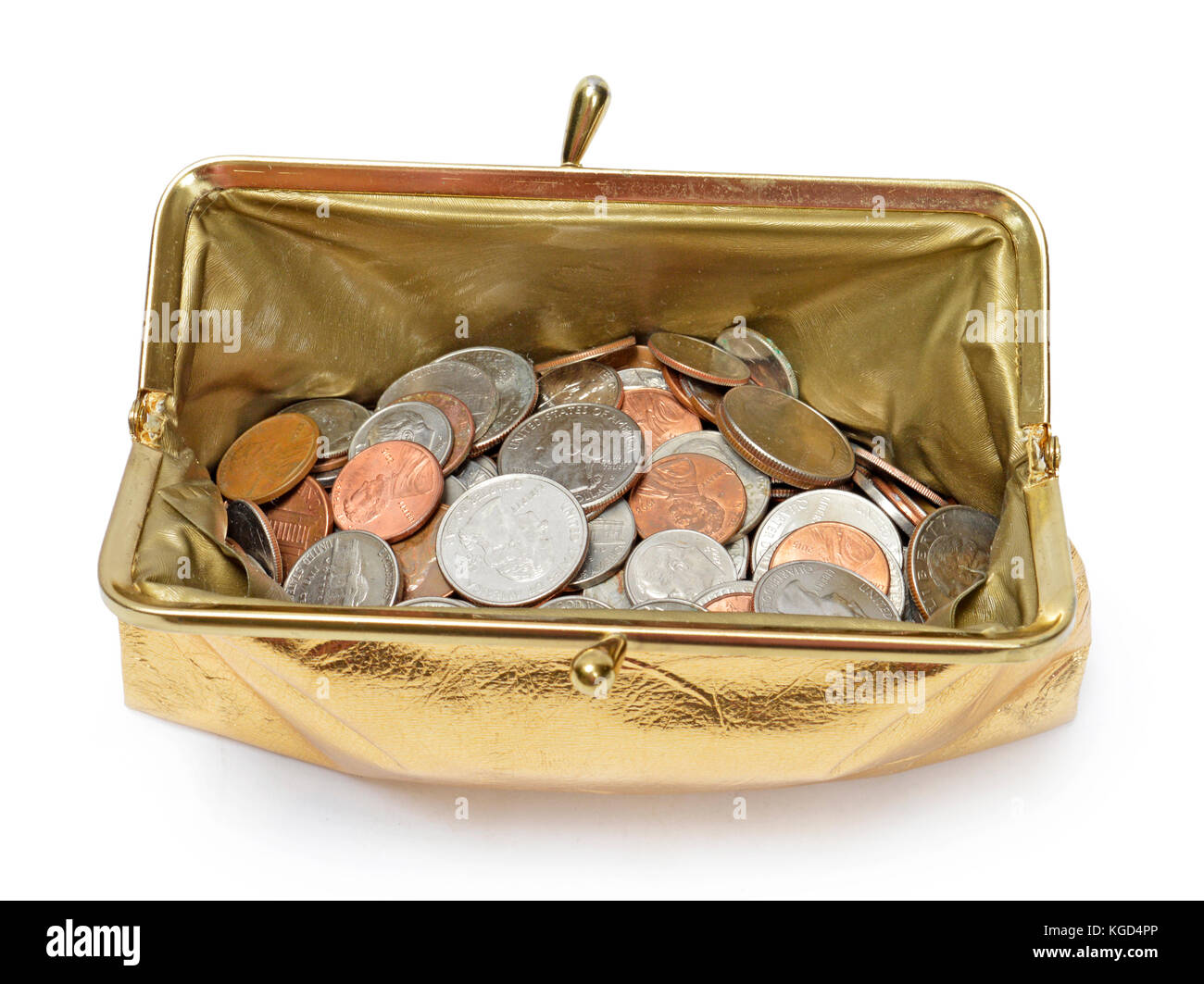 Tourné à l'horizontale vers le bas dans un porte-monnaie métallique d'or rempli de pièces de monnaie sur un fond blanc. Banque D'Images