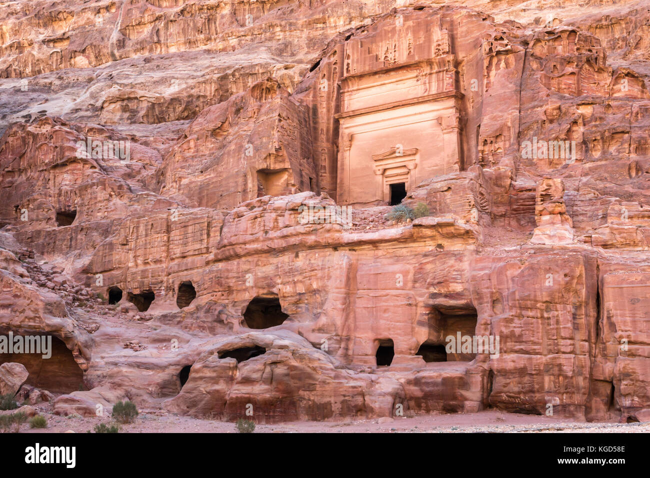 Grès rose nabatéenne, tombes sculptées des façades de la rue, éclairé par le soleil matinal, Petra, Jordanie, Moyen-Orient Banque D'Images