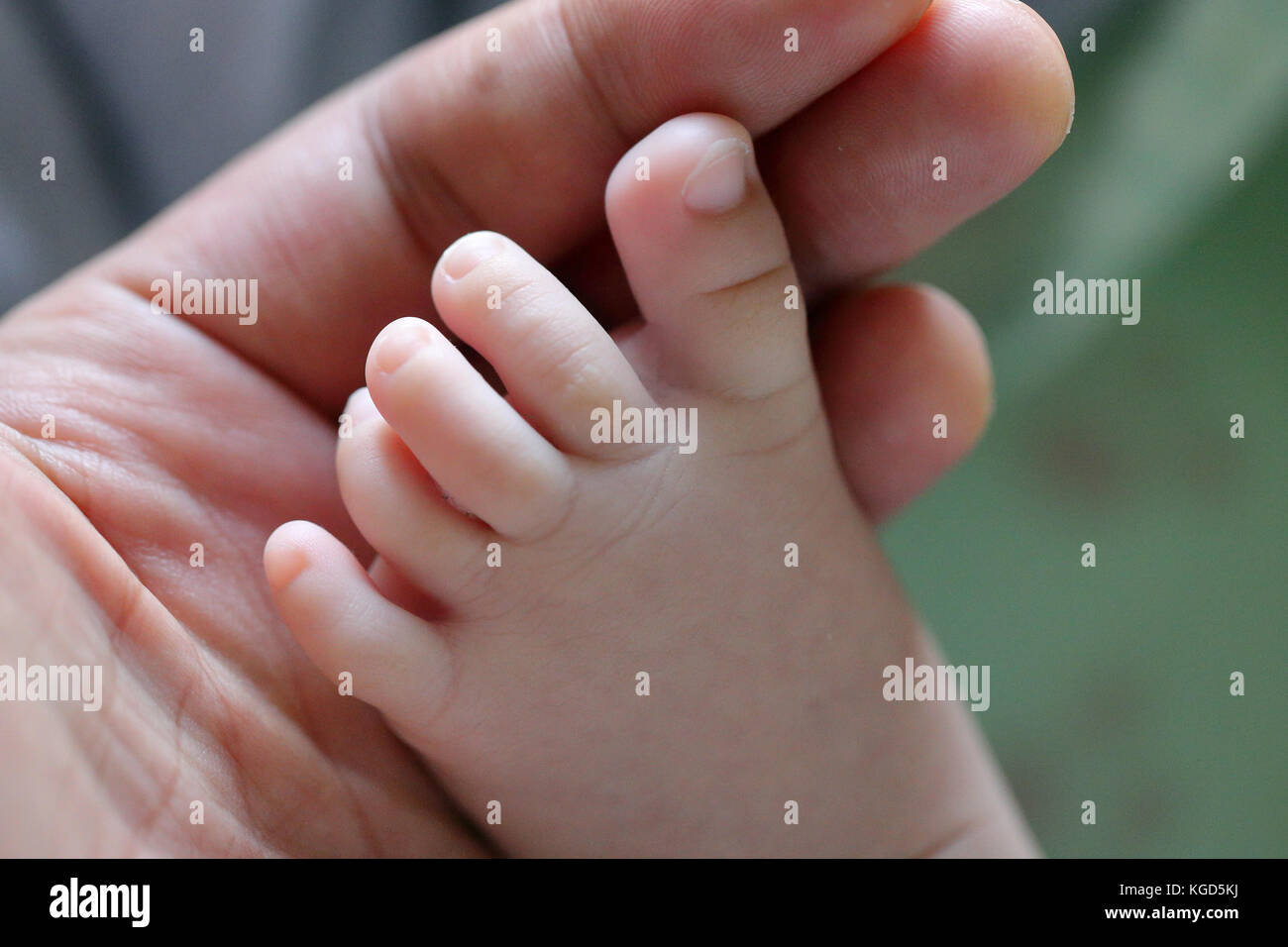 Close-up image de pieds de l'enfant tenu par des mains Banque D'Images