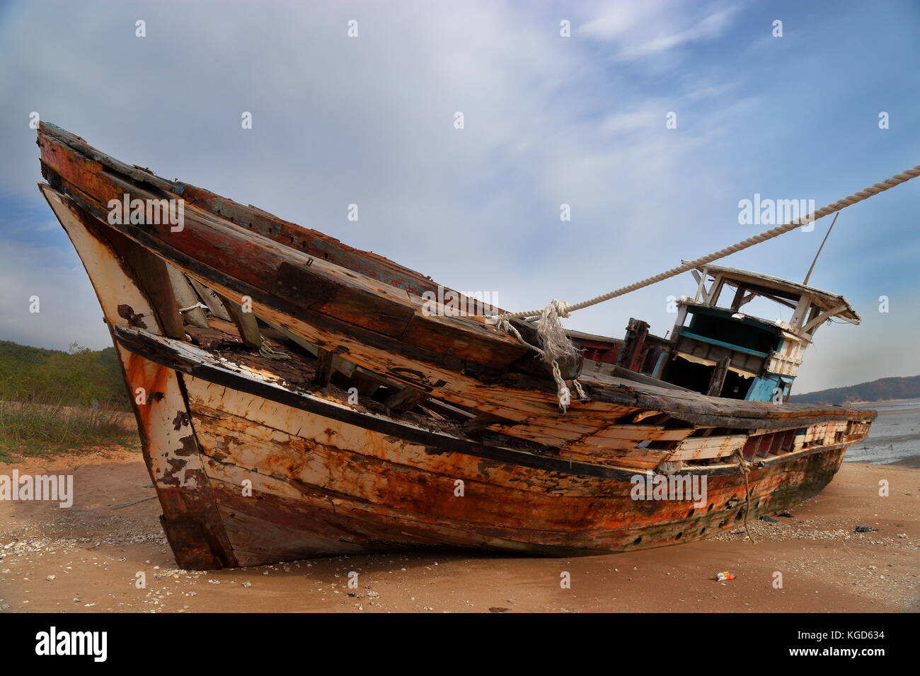 La détérioration de l'ancien bateau de pêche sur une plage de sable Banque D'Images