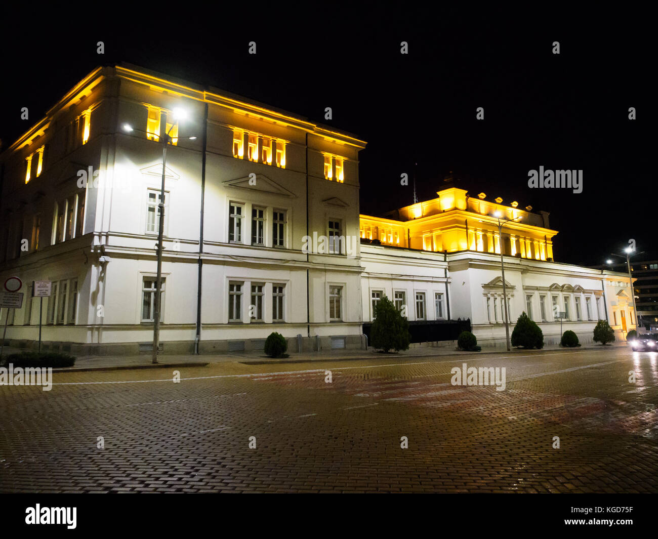 Des édifices gouvernementaux à Sofia dans la nuit. Banque D'Images