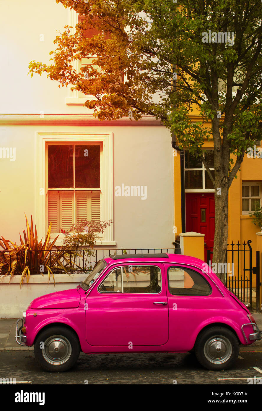 Photo latérale d'une vieille voiture italienne, une Fiat 500 de couleur pourpre, le véhicule est garé dans la rue de Notting Hill dans le centre de la ville de lo Banque D'Images