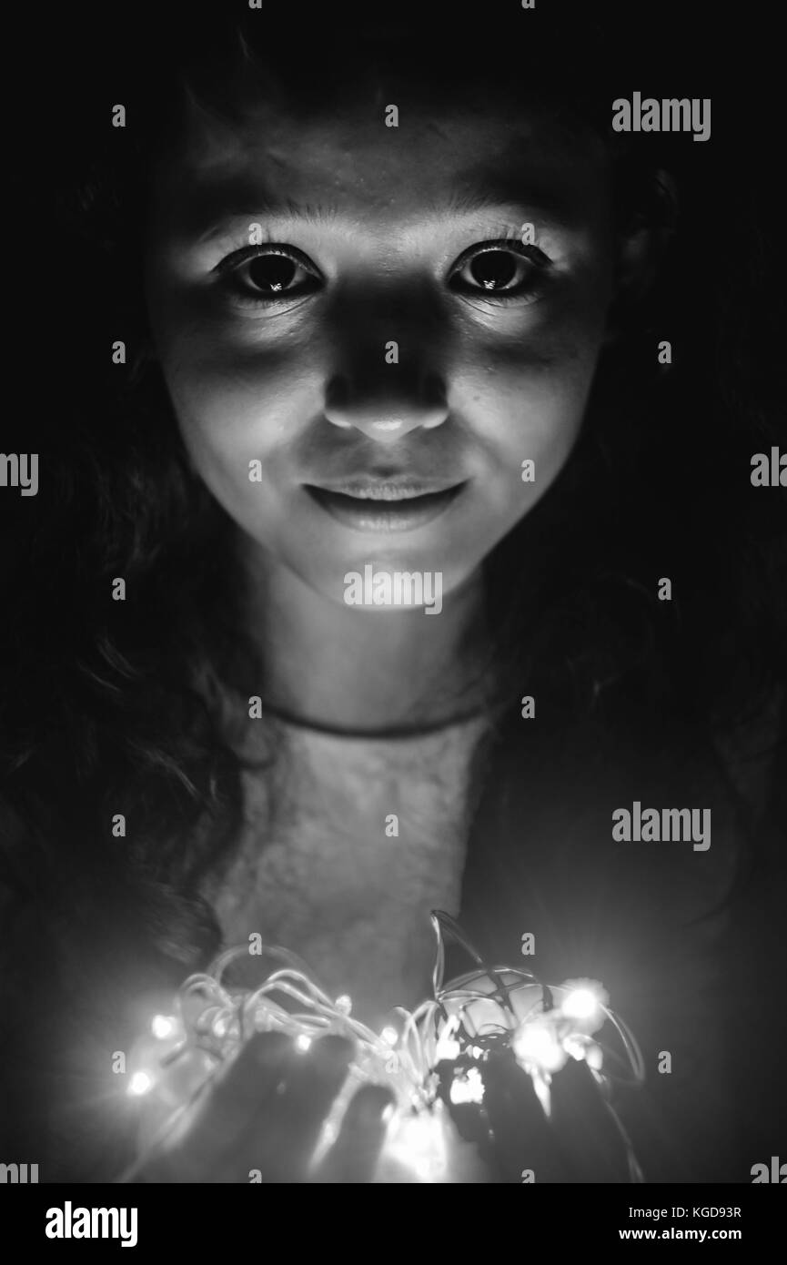 Girl holding lumières dans sa main. Banque D'Images