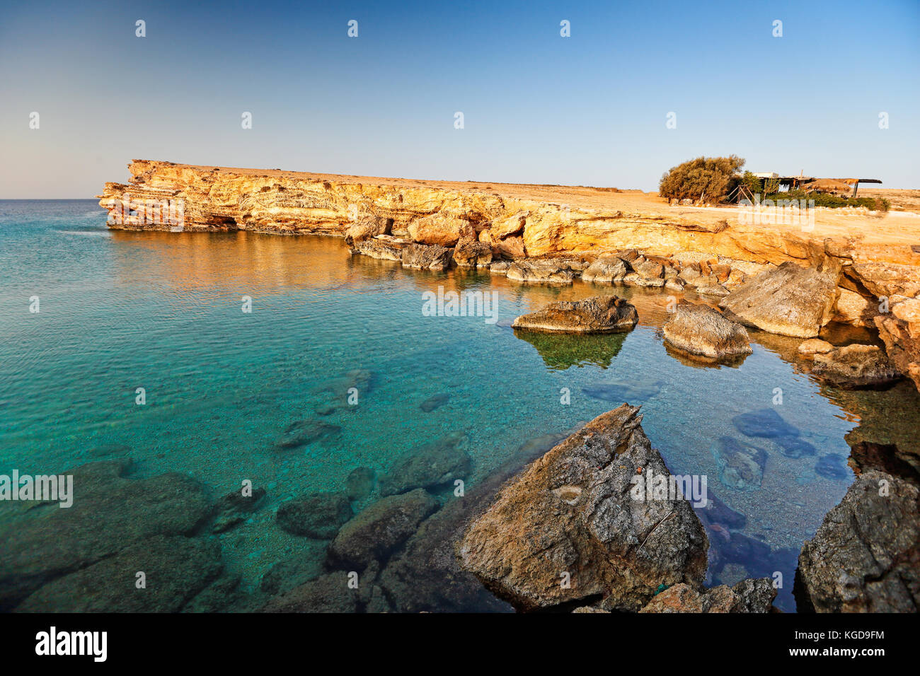 Des grottes à xylobatis cove de l'île de Koufonissi, Grèce Banque D'Images