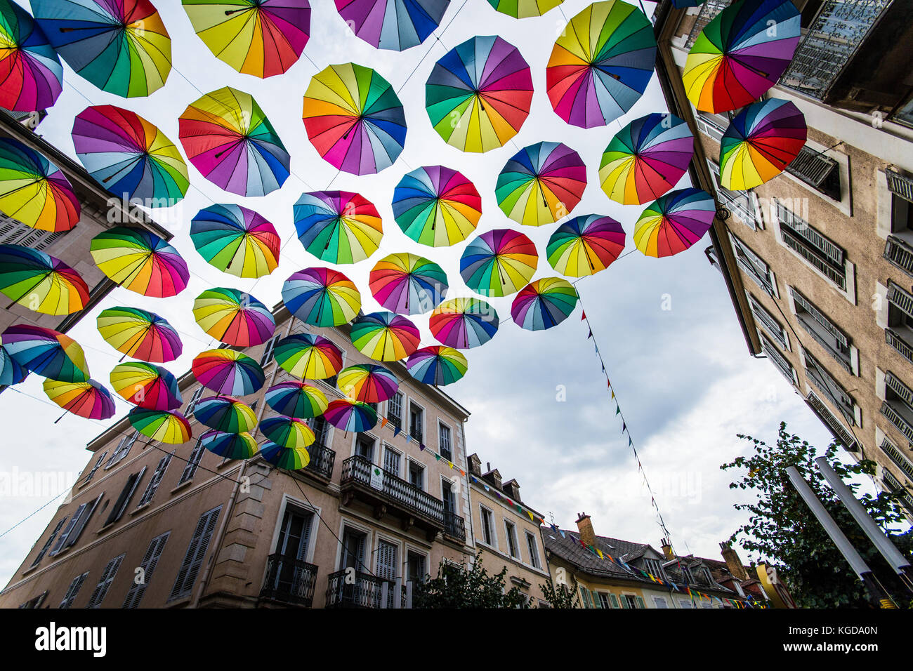 Gap, France. Scène de rue avec parasols Banque D'Images