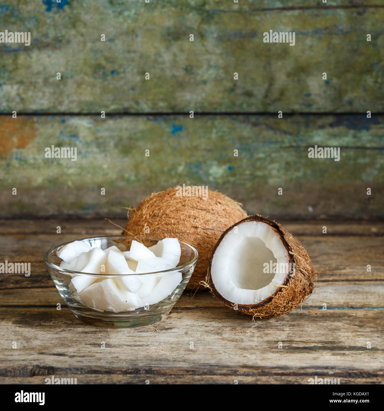 Tout frais et les couper en deux morceaux de noix de coco Coco sur fond de bois with copy space Banque D'Images
