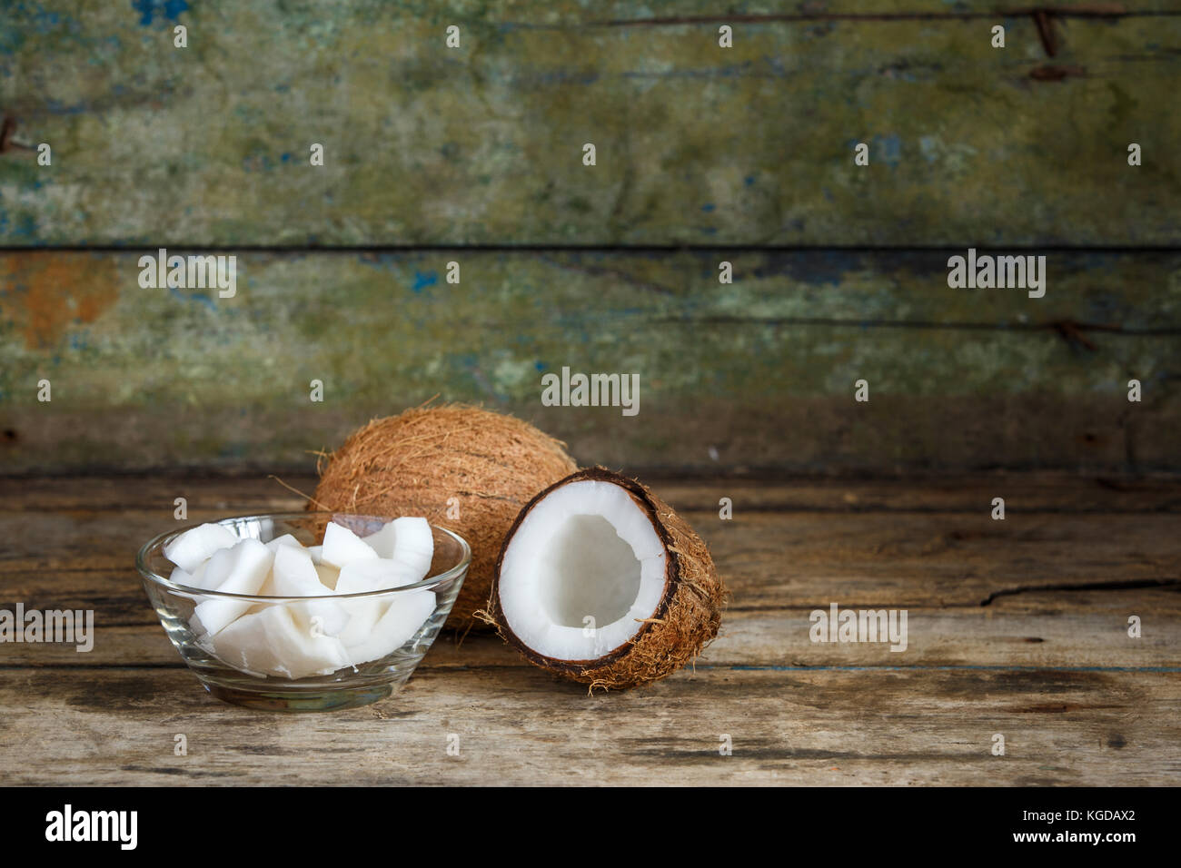 Tout frais et les couper en deux morceaux de noix de coco Coco sur fond de bois with copy space Banque D'Images