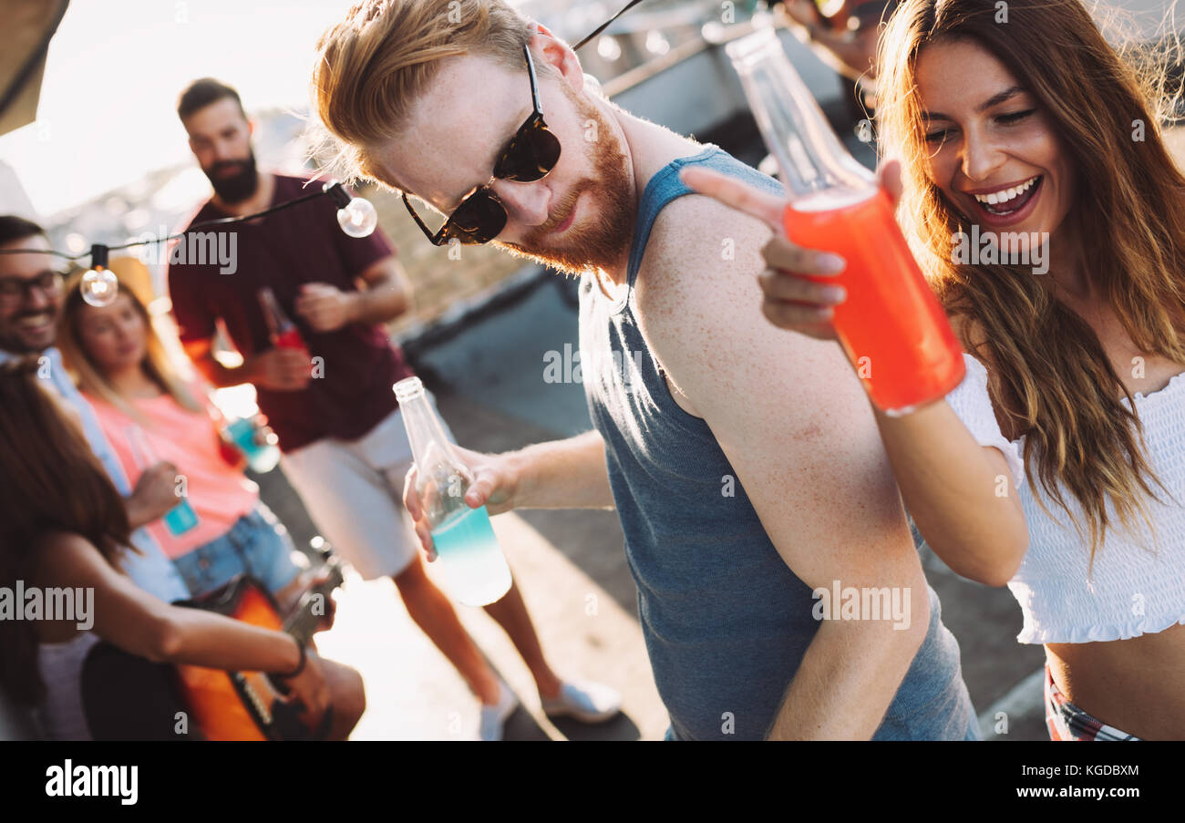 Heureux couple having fun in time at party Banque D'Images