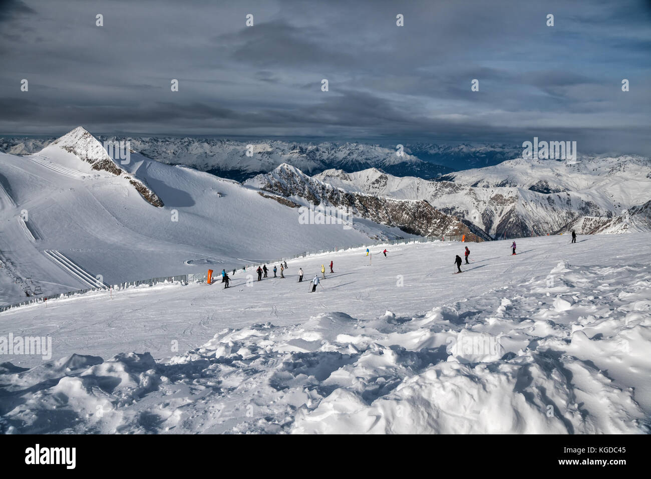 Skieurs sur la pente du glacier de Hintertux à sunny day Banque D'Images