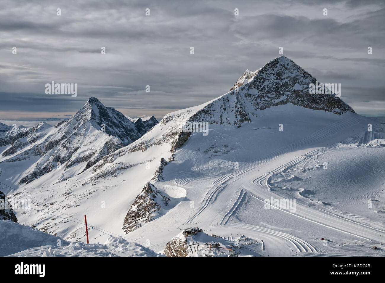 Vue sur les pistes de ski sur le glacier de Hintertux Banque D'Images