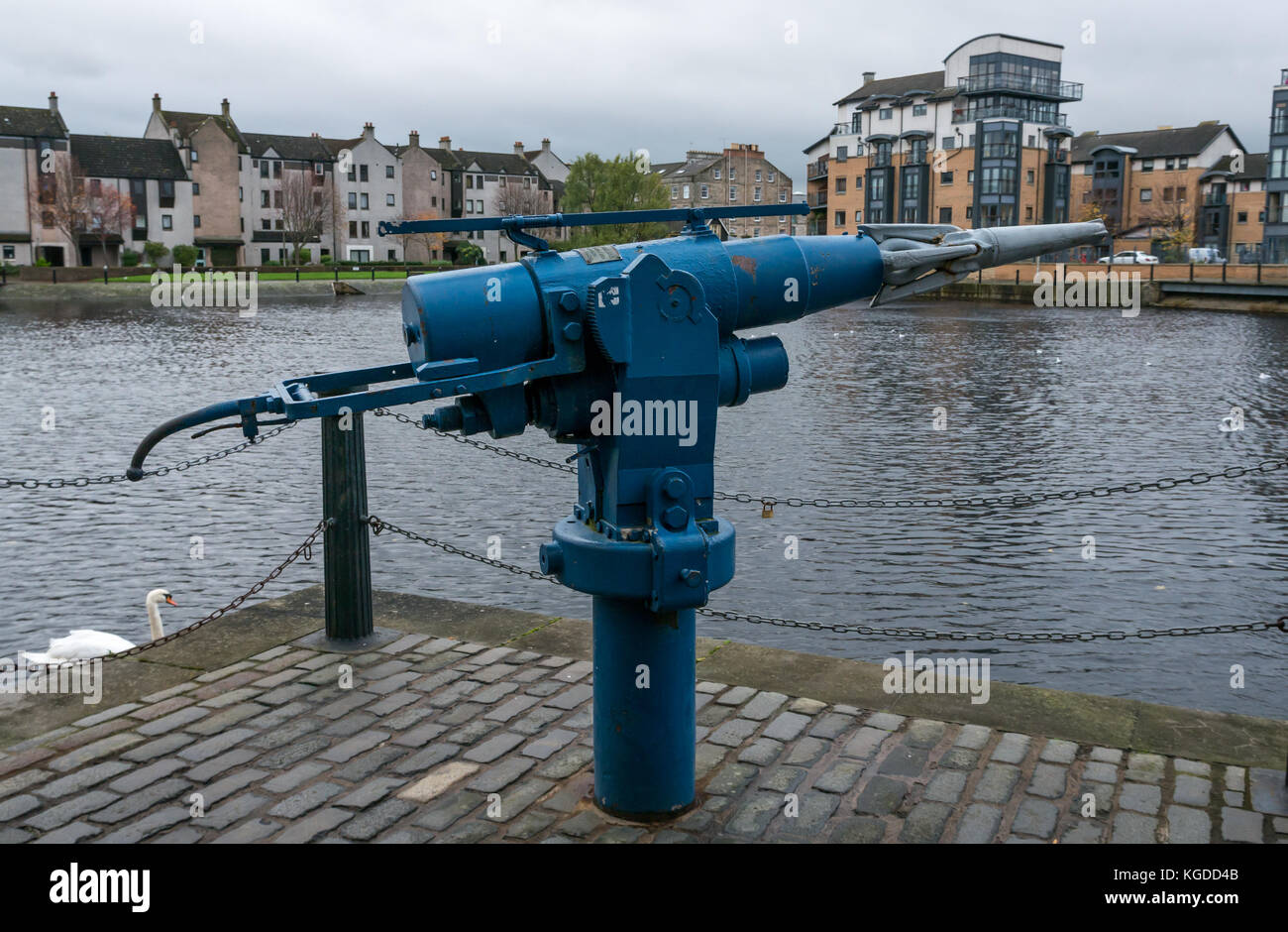 Une relique de l'histoire maritime de Leith. Canon à harpon utilisé par les baleiniers écossais, la rive, l'eau de Leith, Leith, Edinburgh, Ecosse, Royaume-Uni Banque D'Images