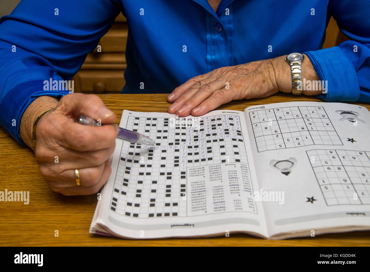 Mains de vieille femme écrit dans puzzle Banque D'Images