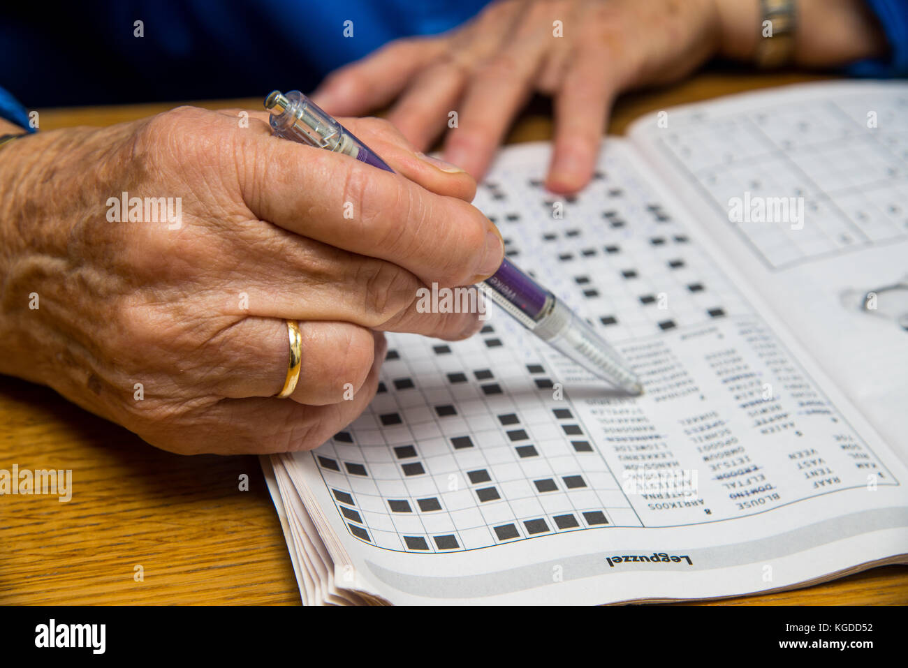 Mains de vieille femme écrit dans puzzle Banque D'Images