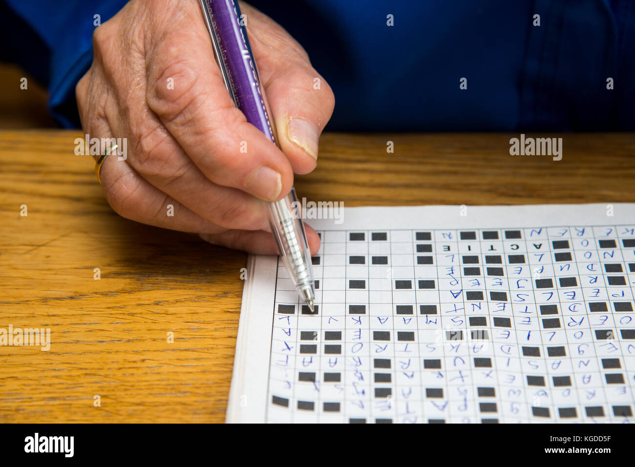 Mains de vieille femme écrit dans puzzle Banque D'Images