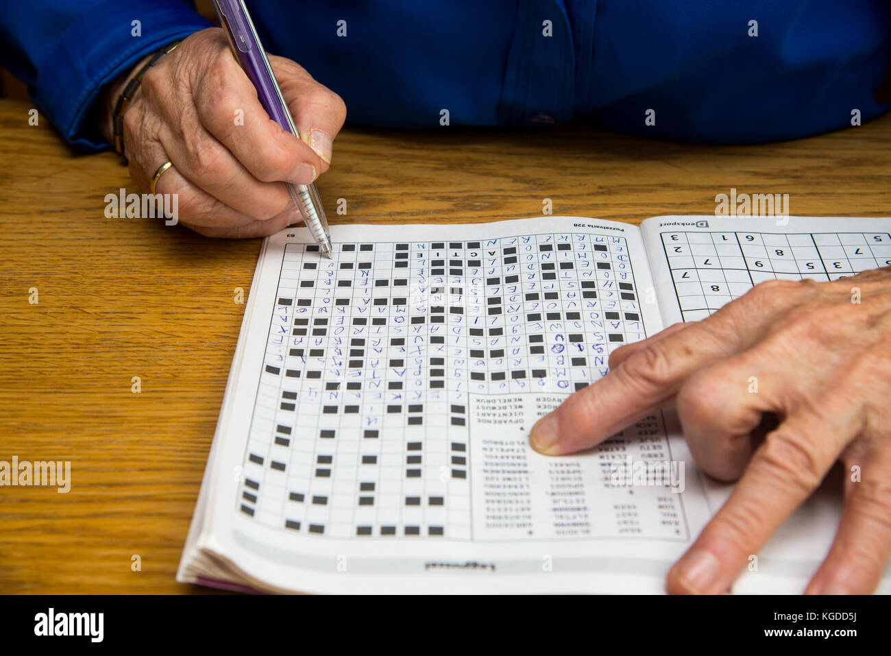 Mains de vieille femme écrit dans puzzle Banque D'Images