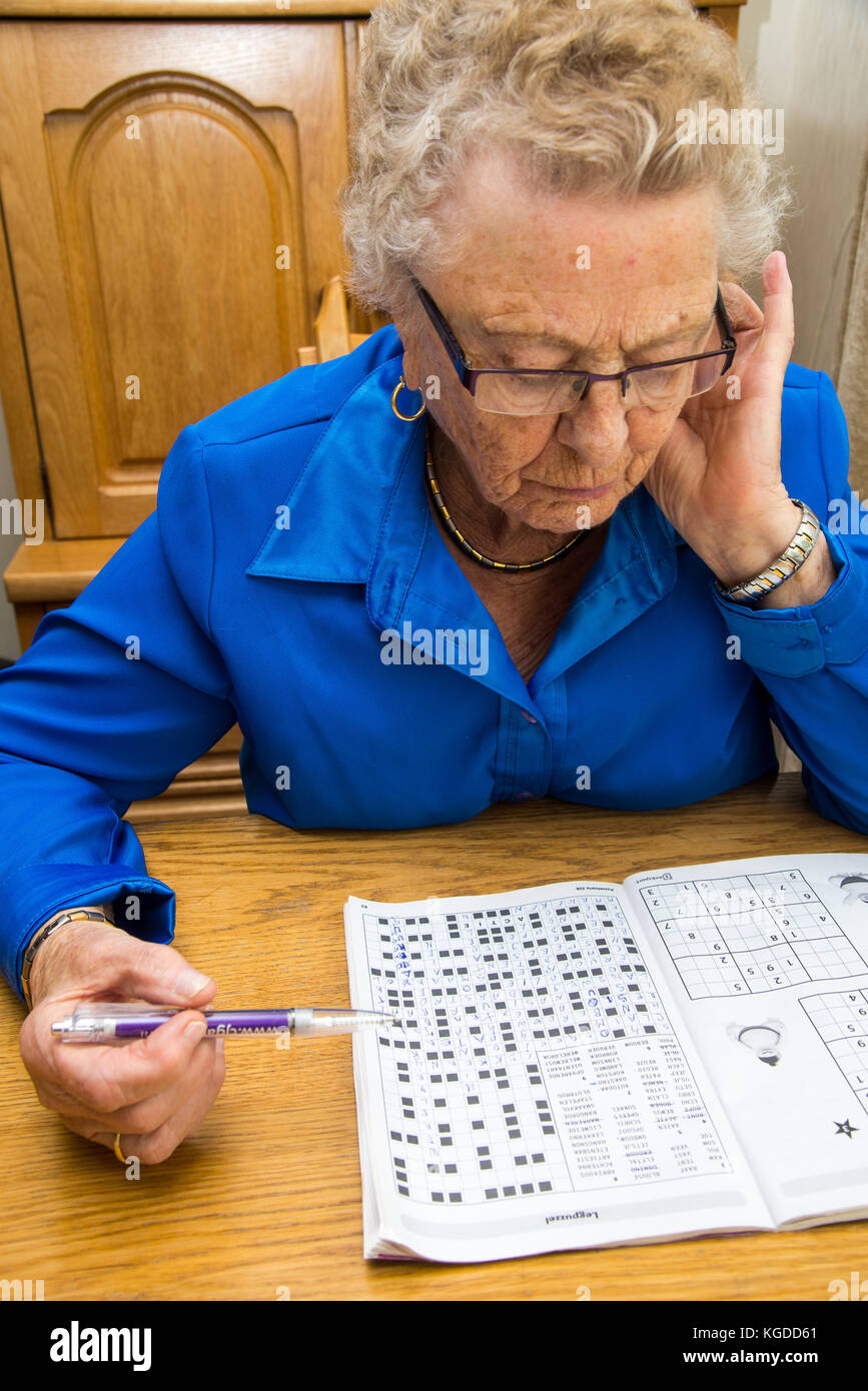 Vieille Femme puzzles à table Banque D'Images