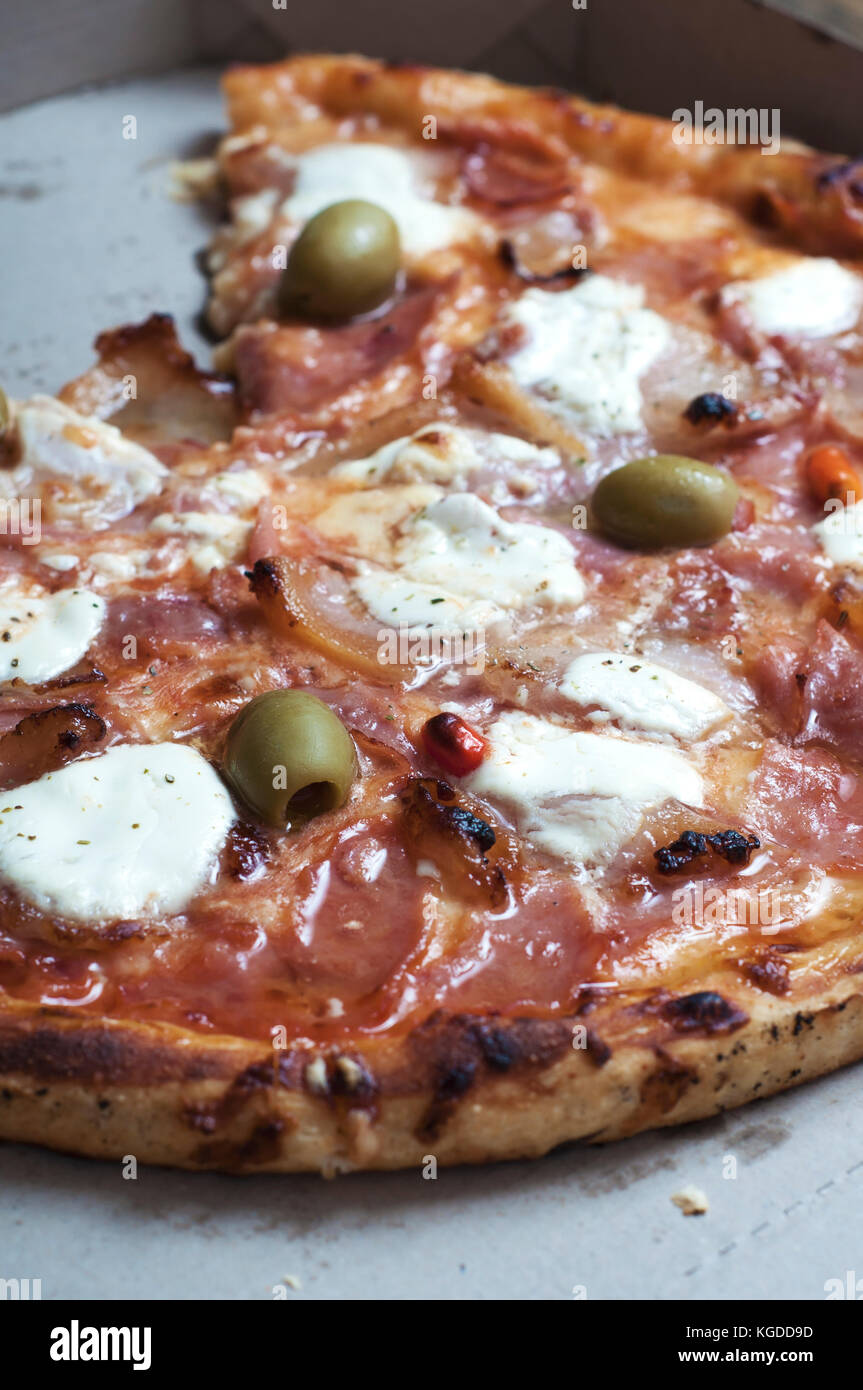 Pizza dans une boîte en carton, Close up Banque D'Images