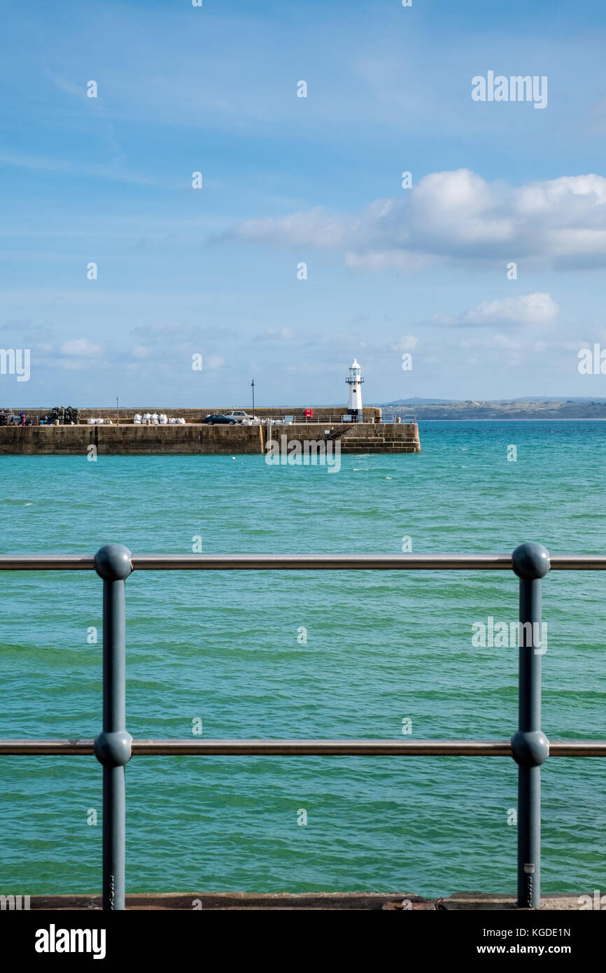 Les barrières métalliques protègent les piétons de la chute dans la mer au port de St Ives, St Ives, Cornall, Royaume-Uni Banque D'Images