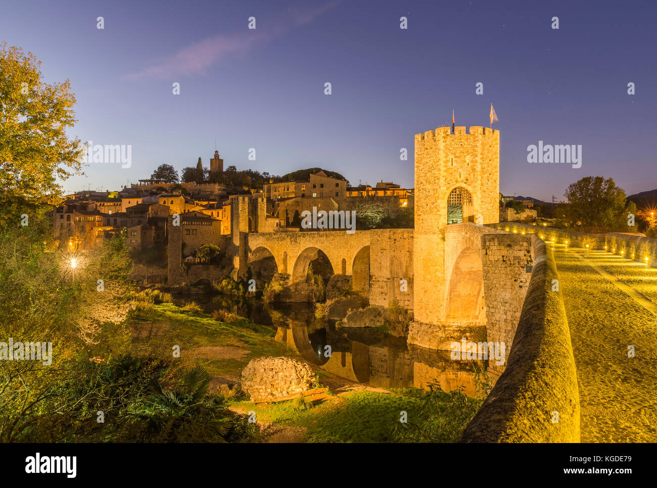 Le pont médiéval dans l'ancienne ville de Besalu Banque D'Images