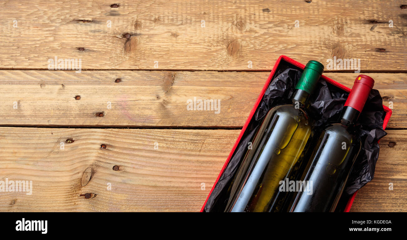 Des bouteilles de vin rouge et blanc sur fond de bois, copie espace, vue du dessus Banque D'Images