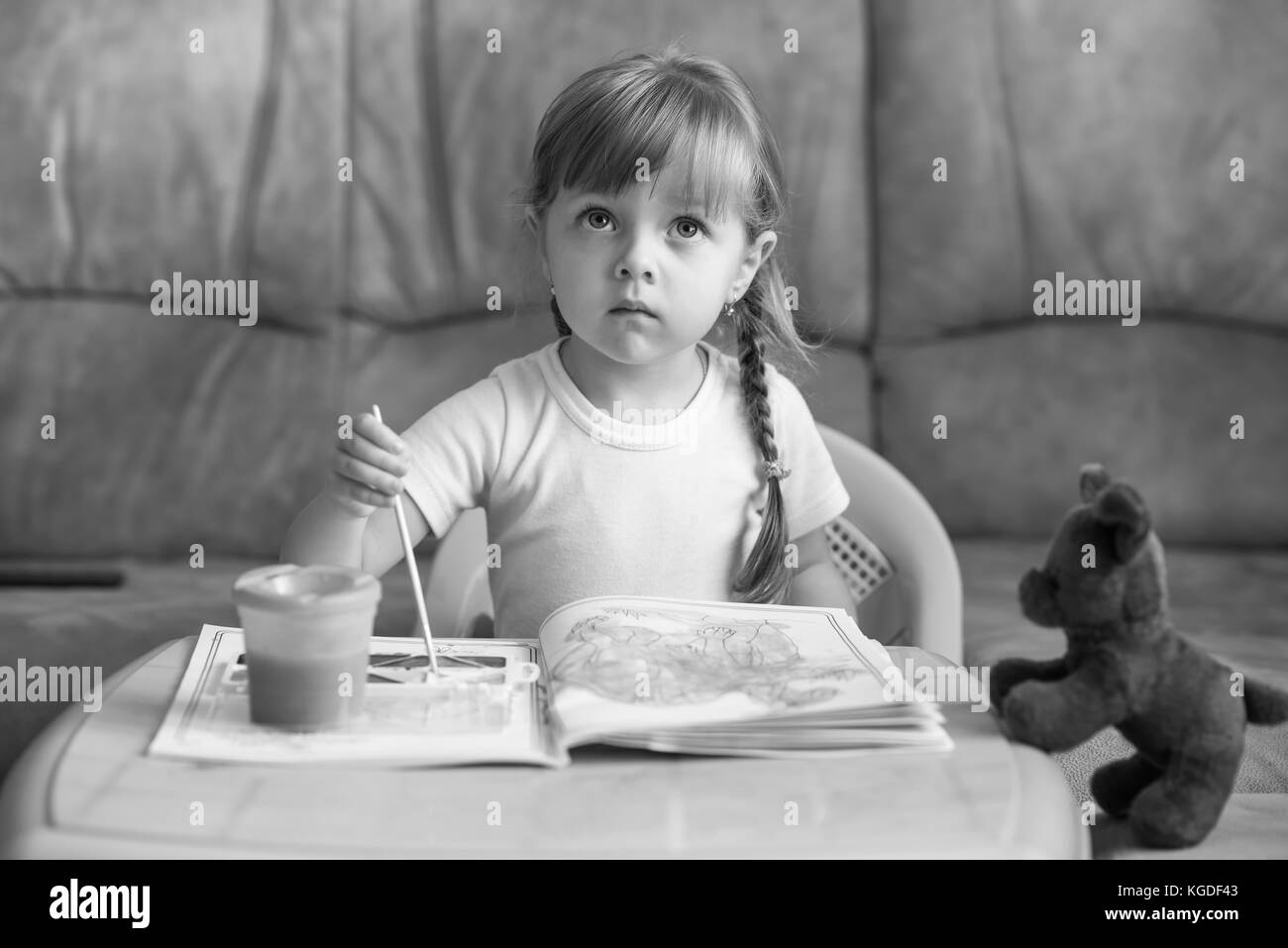 Dessins à colorier petite fille assise à la table, le développement de l'enfant, ensemble Banque D'Images