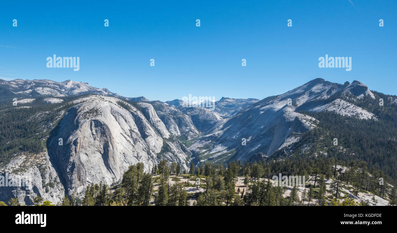 Vue de la sierra Nevada de la demi dôme sentier dans le parc national Yosemite. Banque D'Images