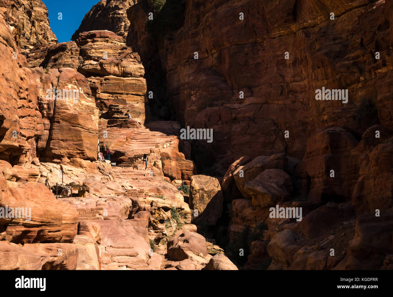 En grès sculpté suit sur la randonnée en vélo à Ad Deir, le monastère, Petra, Jordanie, Moyen-Orient Banque D'Images