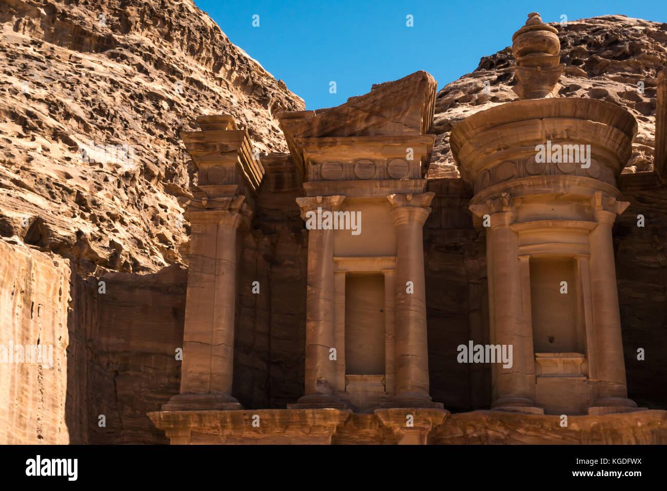 En grès rose sculpté nabatéenne tombe, Ad Deir, le monastère, Petra, Jordanie, Moyen-Orient, dans la lumière du matin Banque D'Images