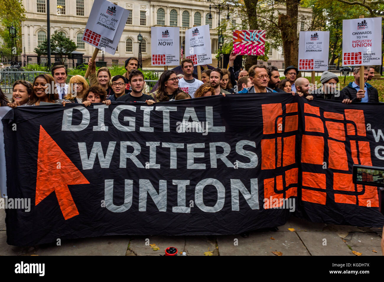 Des écrivains de dnainfo et gothamist, le long avec des représentants élus et Writers Guild of America, les membres et le personnel de l'Est, organisé un rassemblement le 6 novembre 2017 à l'hôtel de ville park à new york pour lutter pour la rédaction syndiqués employés à dnainfo et gothamist. le 6 novembre, 2017 ; le propriétaire des publications - milliardaire de droite joe ricketts - a annoncé qu'il avait arrêter l'populaires sites de nouvelles locales et s'est vanté que les employés étaient à blâmer pour sa décision parce qu'ils ont exercé leur droit de se syndiquer. (Photo par Erik mcgregor/pacific press) Banque D'Images